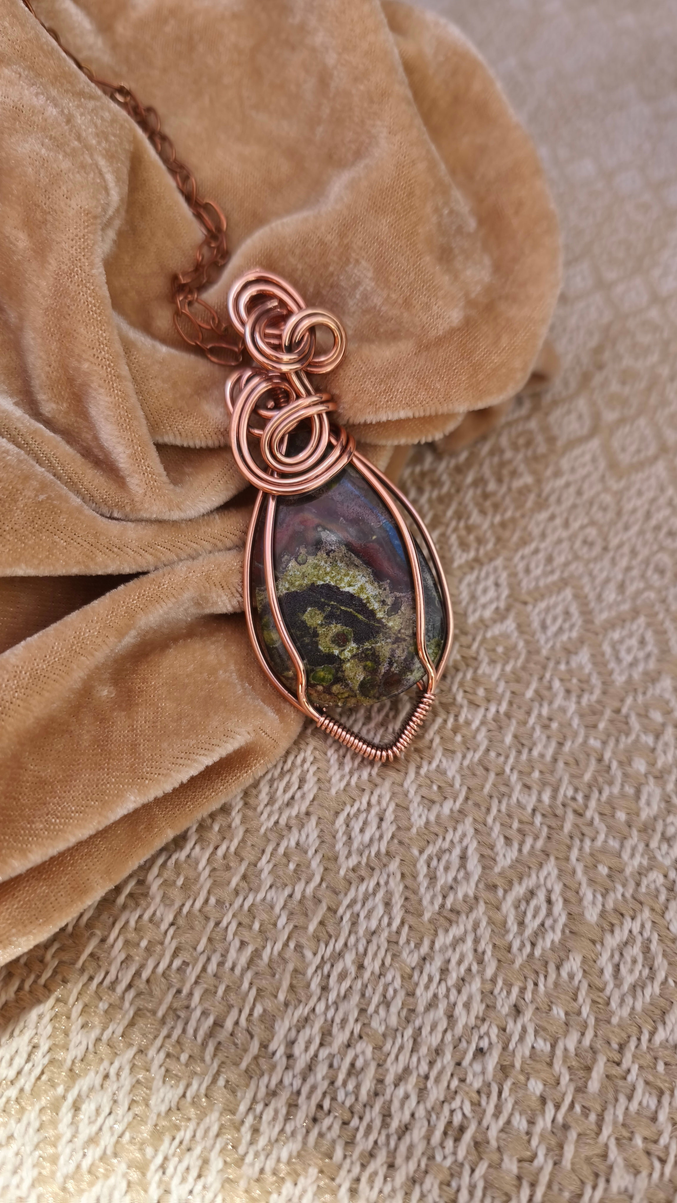 Tavrah - Jaspe Sangue de Dragão - Pingente de cobre