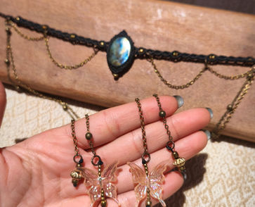 oia Artesanal 2 em 1 com Detalhes em Correntes e Borboletas
Tiara artesanal feita à mão na técnica de macramê, utilizando fios de alta qualidade e excelente durabilidade. Graças ao seu fecho ajustável, a peça pode ser usada tanto como tiara quanto como uma gargantilha única e cheia de personalidade.