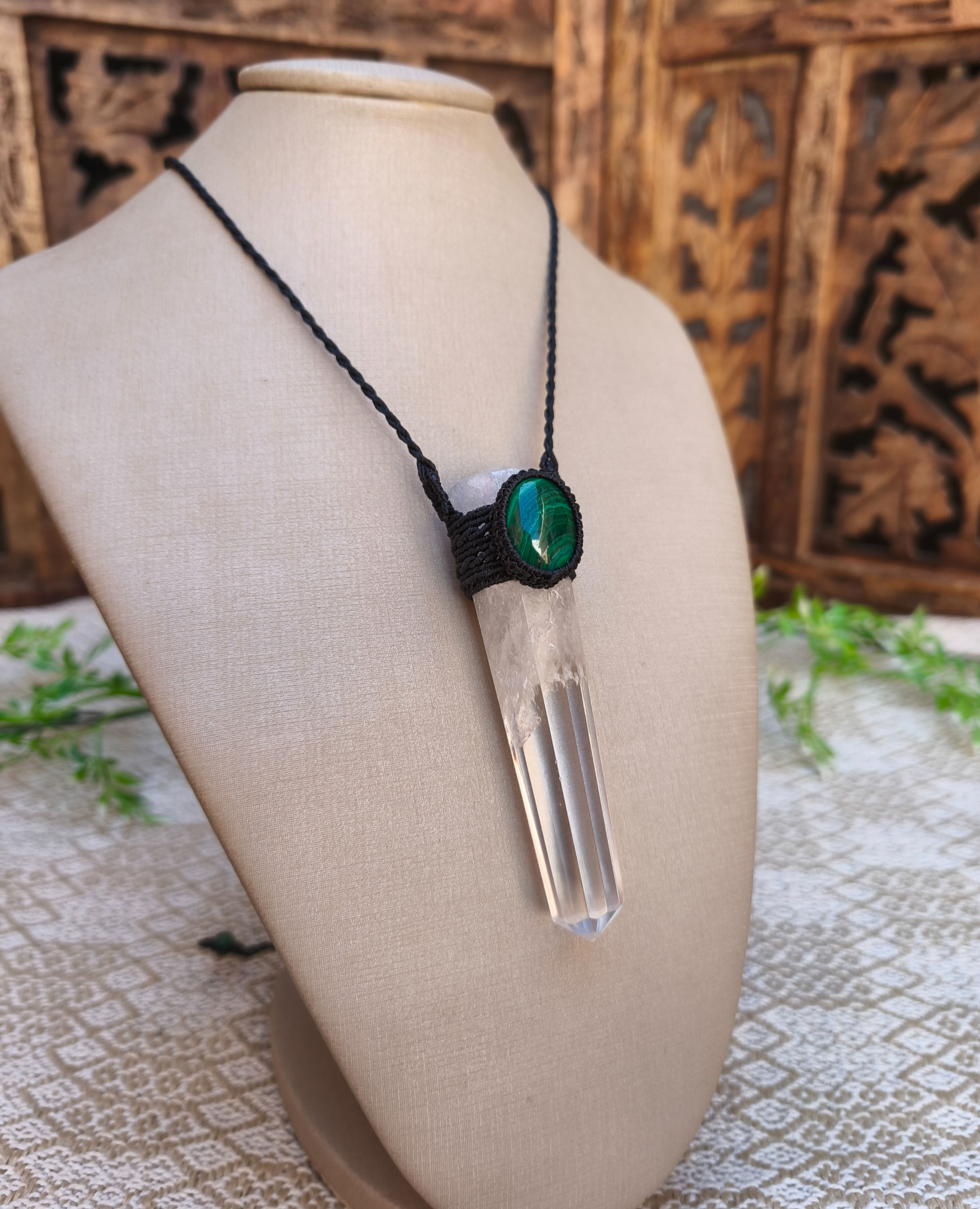 Colar Amuleto de Malaquita e Quartzo Cristal