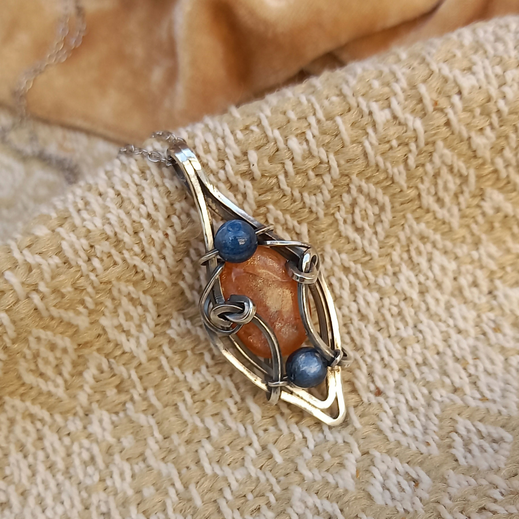 Dalyr - Pedra do sol e Cianita Azul - Pingente de prata 950