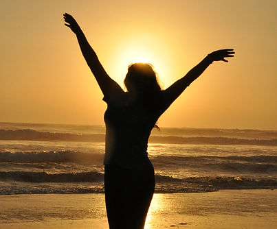 Uschi am Meer bei Sonnenuntergang