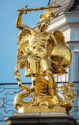 Gouden beeld van de Heilige Aartsengel Michaël