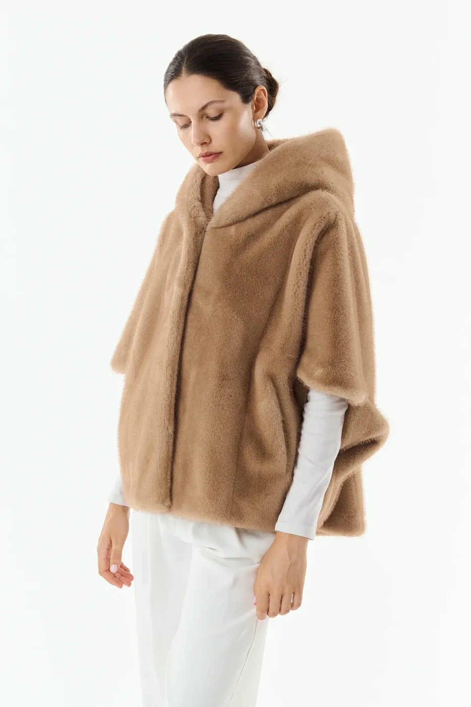 Faux fur cape in ponchostijl met capuchon, beige of taupe
