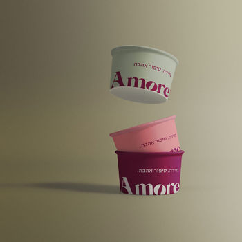 לקוחות נהנים מגלידה ב-Amoretti