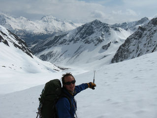Les sommets blanchissent et un hiver ça se prépare. N'hésitez pas à réserver dès à présent vos sorties raquettes. Tous les mardis soir nocturne "Parlez moi du loup."