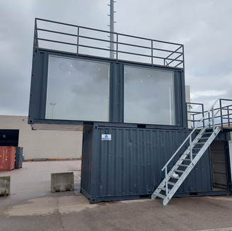 For this project we picked 2 X 20ft used shipping containers. The bottom container is used as a storage unit.
The top container is fully isolated and has 2 wide glas windows overlooking the workplace. The inside space is equipped with a power supply, HAVCC unit and more then enough power sockets. on top is a 6 X 2.4 meter roof top terras at a height of more then 5 meters.