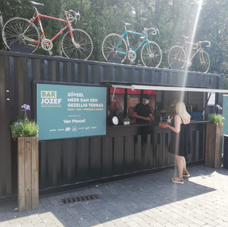 Our fist designed bar container. This 20ft bar container has a big hatch, a standard door, LED lighting and a working station.
-for rent-