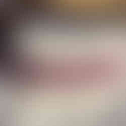 Un dégradé délicat aux teintes de terre et de bruyère.  Ce bracelet évoque l'ancrage et la douceur de l'instant présent. Sa perle centrale est un rappel à la sérénité, idéal pour celles qui cherchent une élégance organique, connectée à l’essentiel