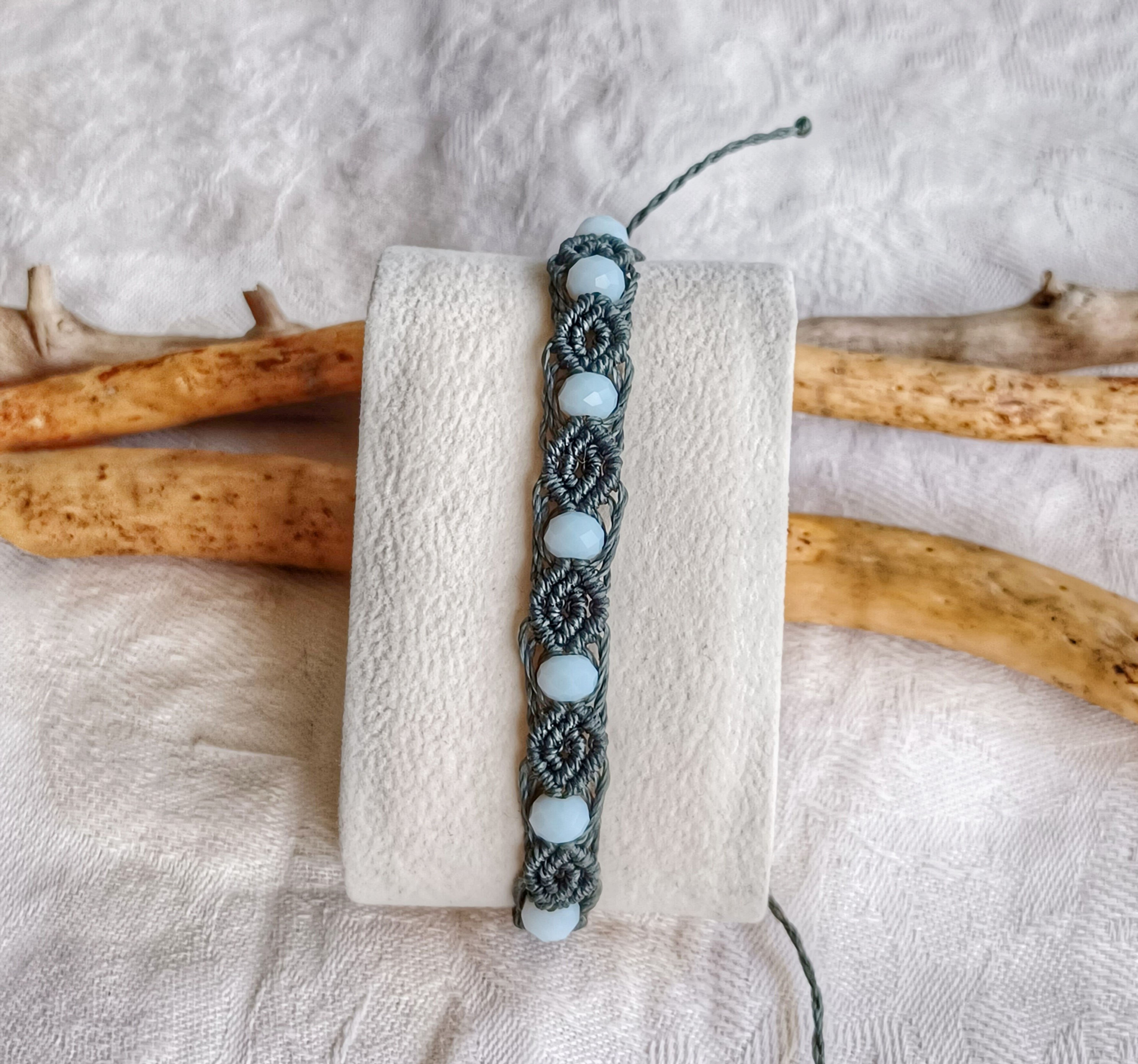 bracelet femme micro - macramé bohème avec perles rondes facettées