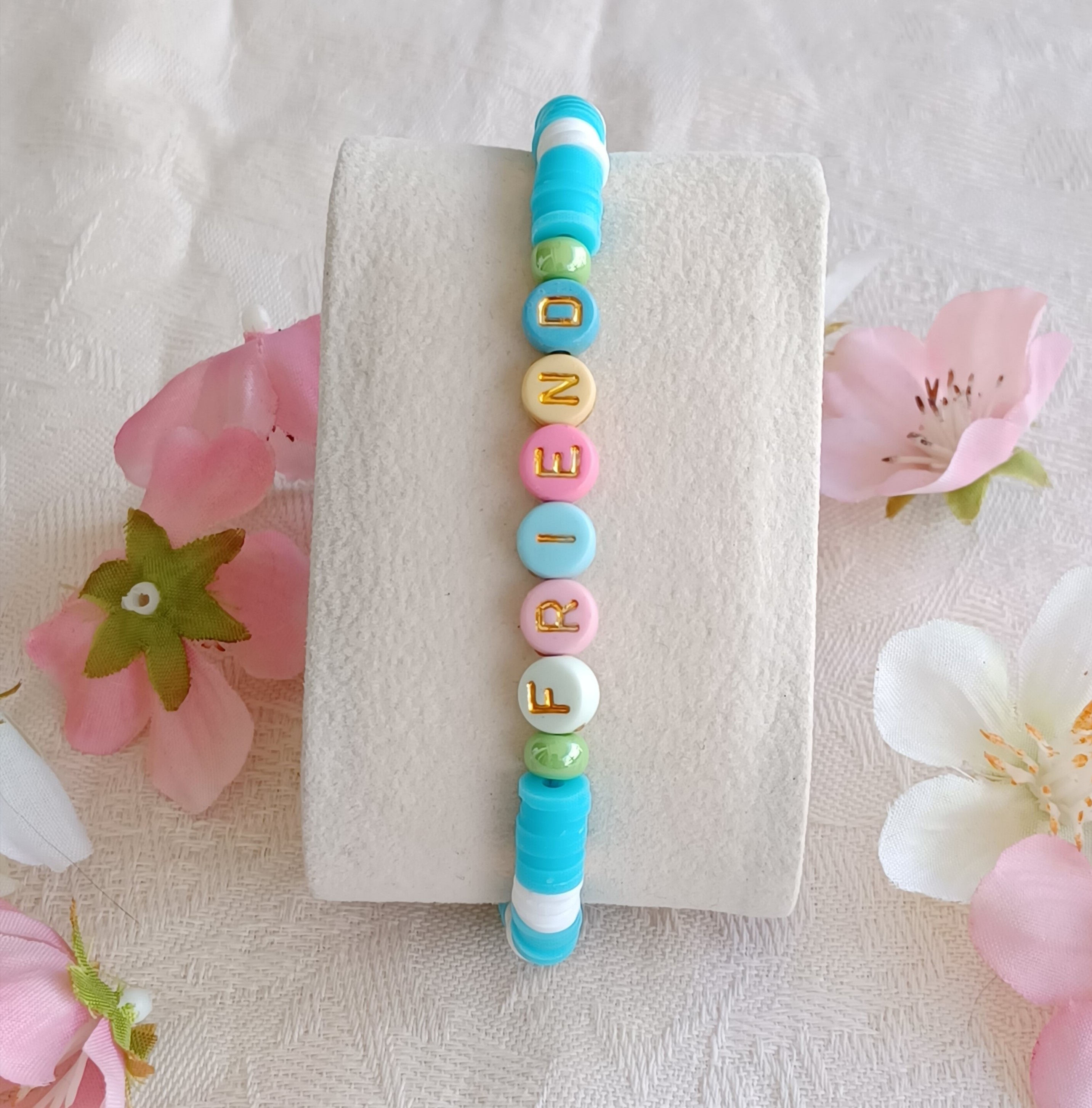 Bracelet enfant réglable lettres, perles heishi « FRIEND »