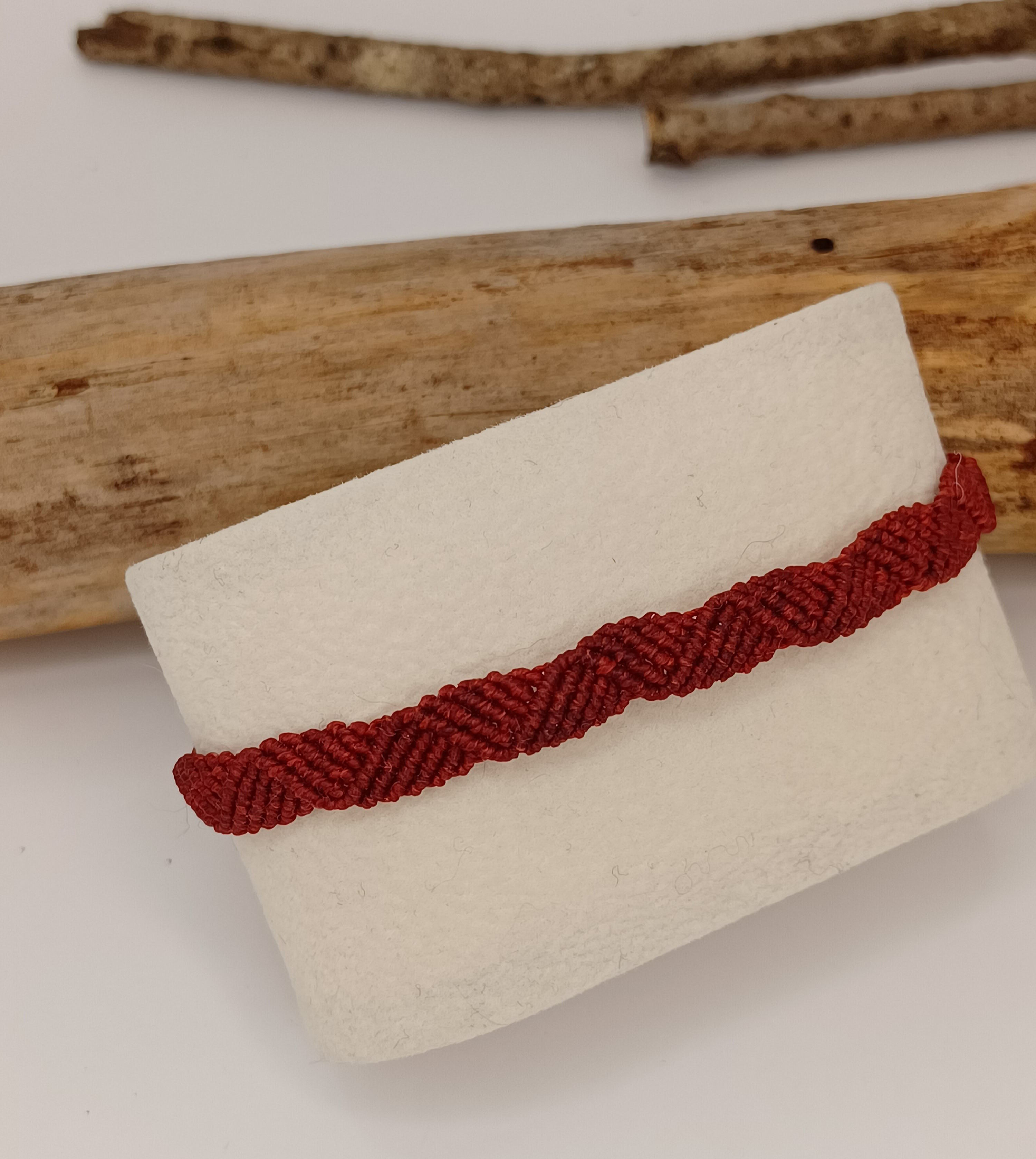 bracelet homme  en micro-macramé triangles opposés rouge grenat