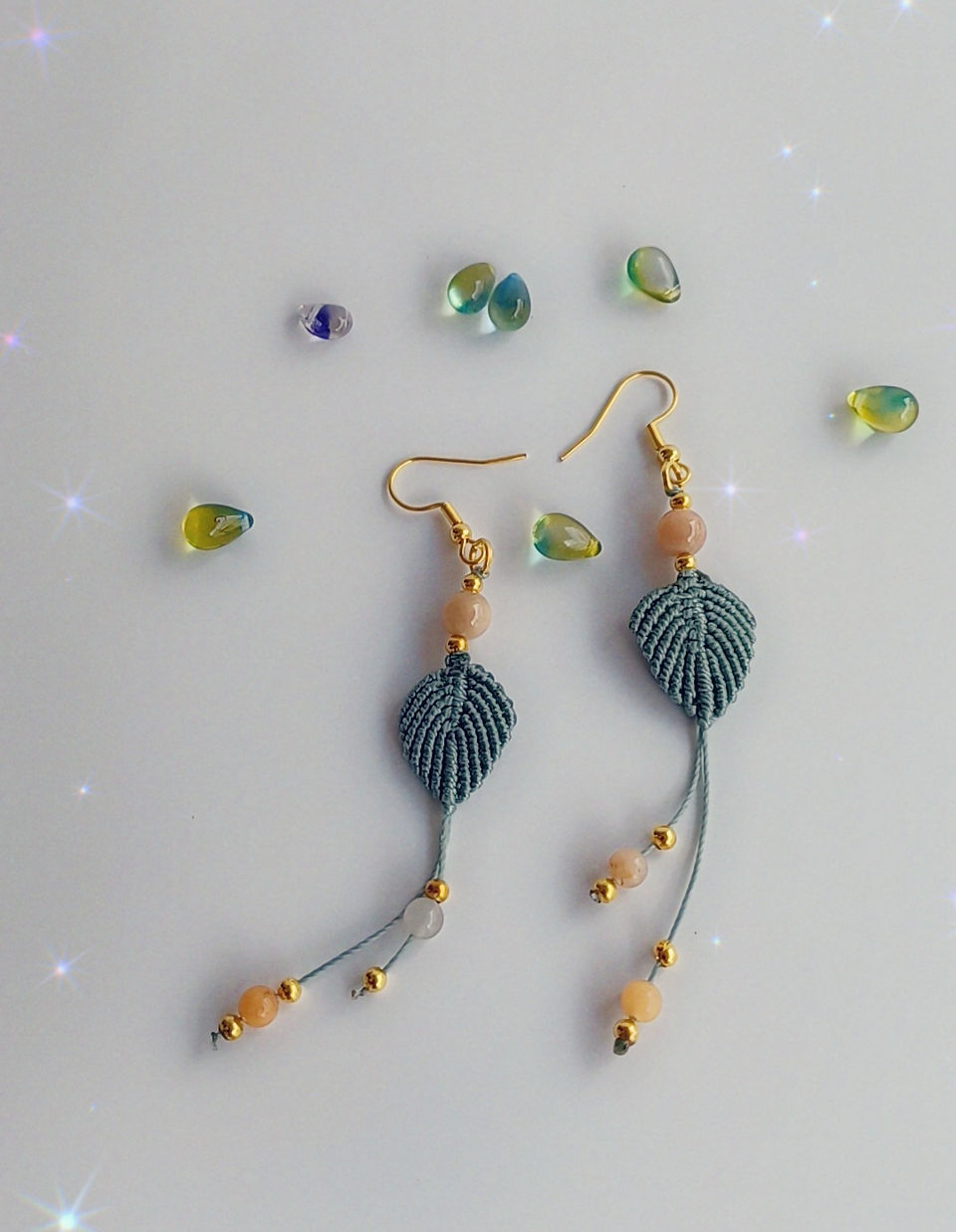 boucles d'oreilles pendantes bohème en macramé(micro-macramé) motif feuille avec perle de  lune 