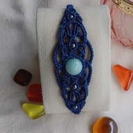 Bracelet fait main en micro-macramé bleu foncé avec perle d’amazonite, illustrant les tendances couleurs mode automne hiver 2025 2026