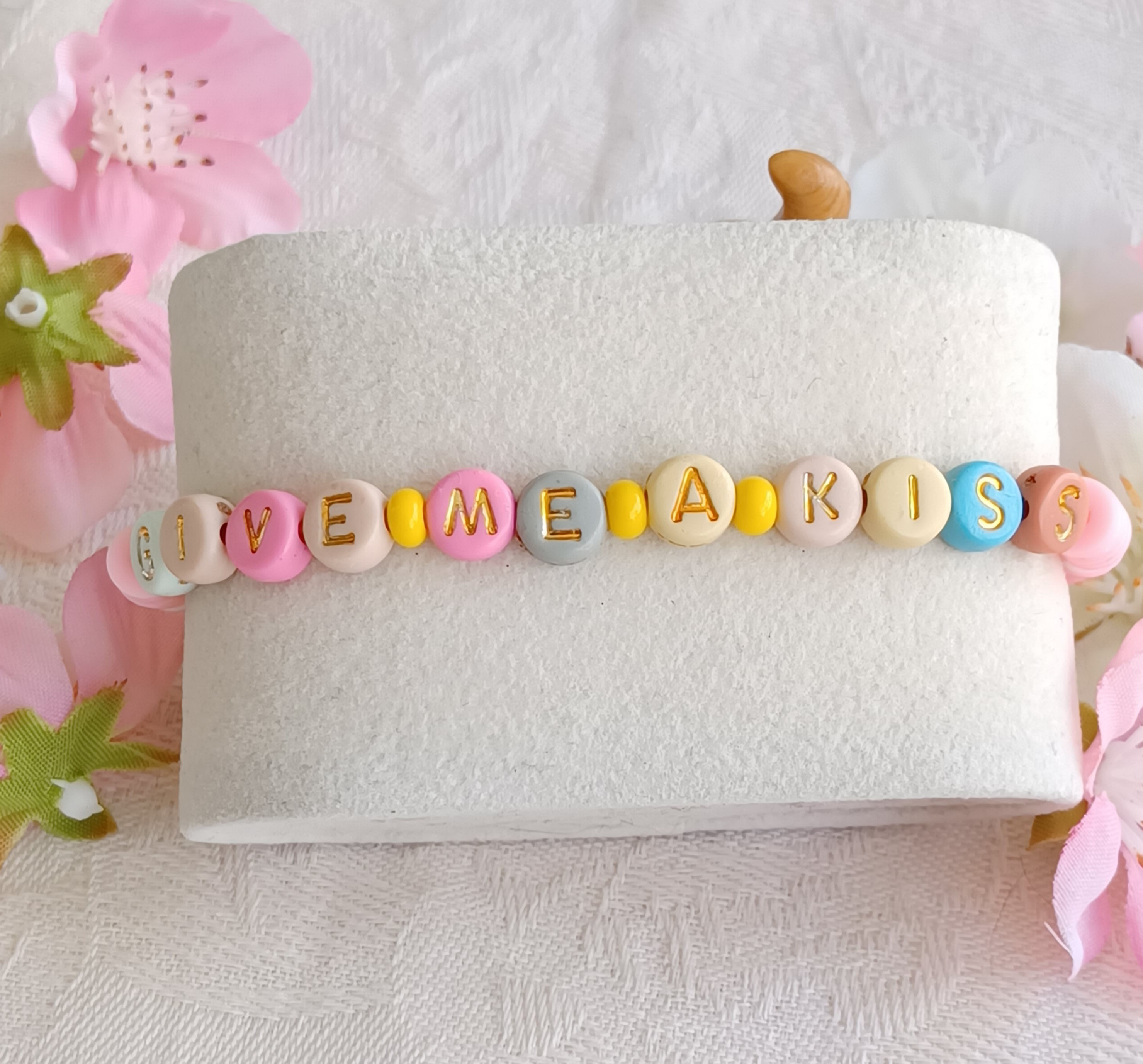 Bracelet enfant réglable lettres, perles heishi «GIVE ME A KISS»