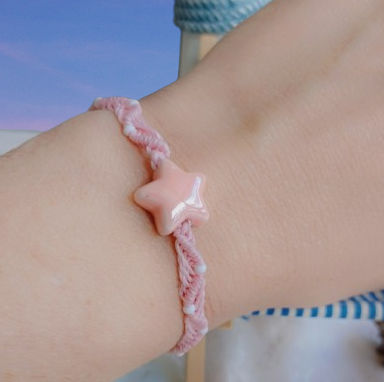 Miniature : Bracelet enfant « ÉTOILE »  en micro-macramé rose poudrée.