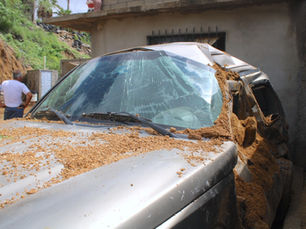 Deslave de cerro en San José del Cabo, deja daños materiales