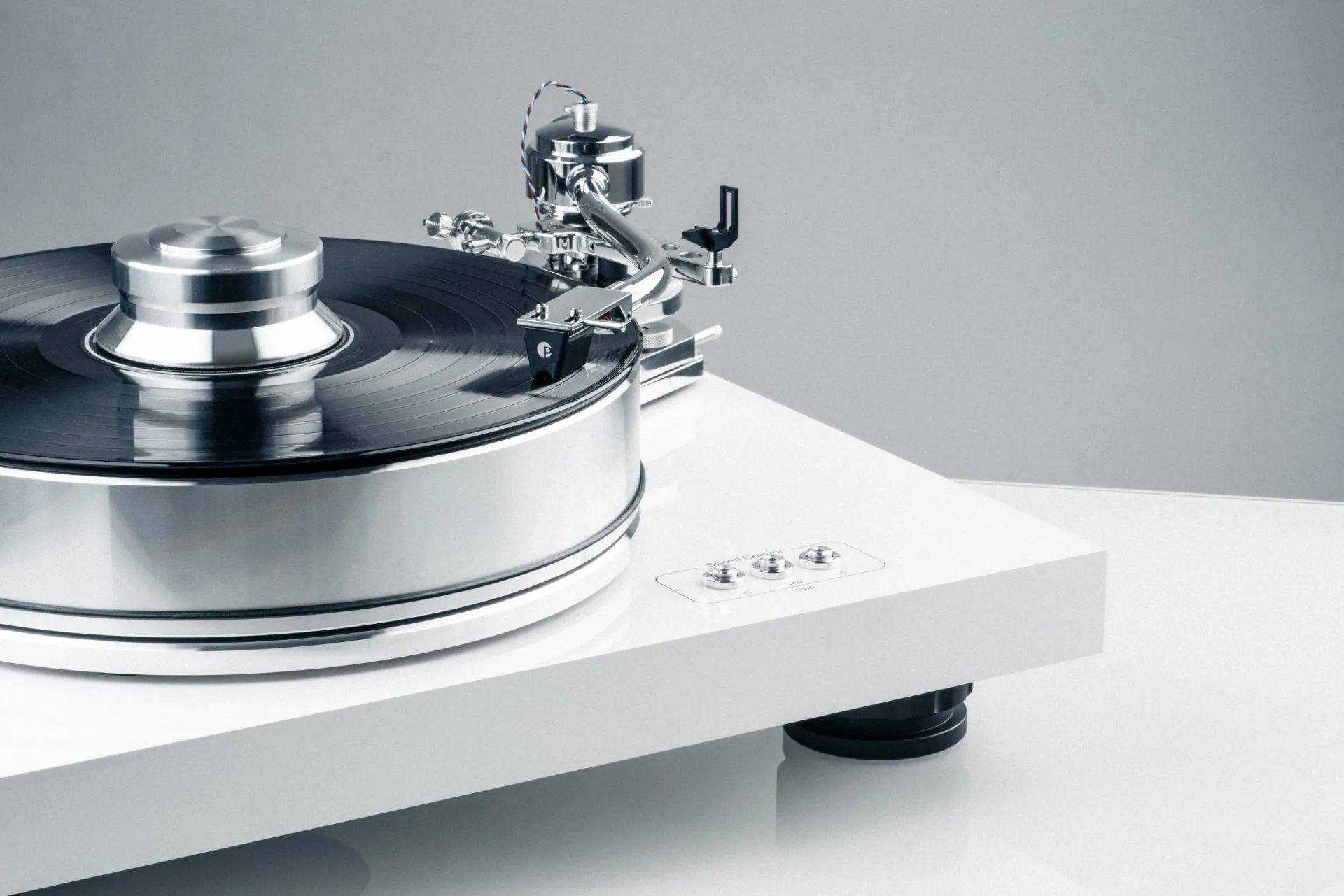 Pro-Ject Turntable Silver and White