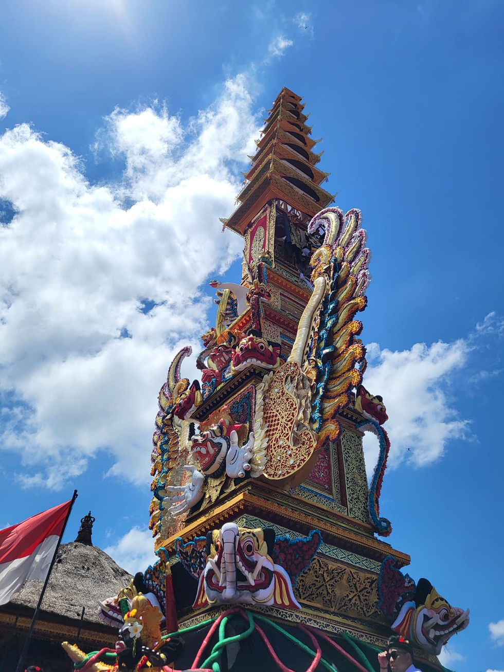 la tour de crémation richement décorée