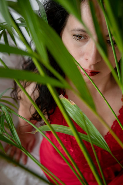 Nicole hinter einer Palme im Studio (c)Elisabeth Blum