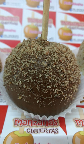 Manzana cubierta con chocolate y trozo de nuez