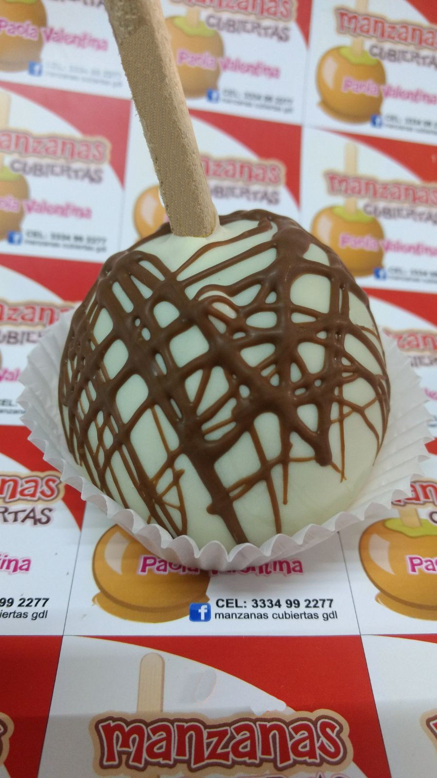 Manzana cubierta con chocolate blanco y lineas