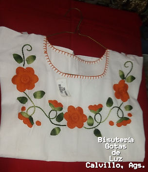 Blusa Blanca con Flores Anaranjadas