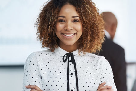Mulher negra sorrindo