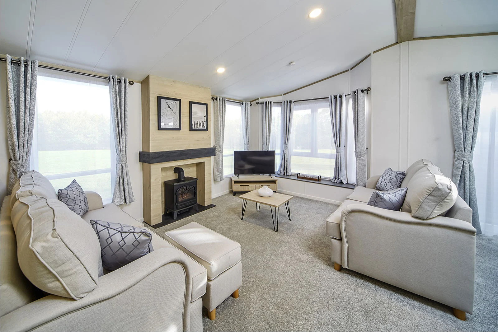 Atlas Lilac lodge living area