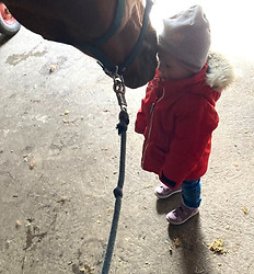 Lea mit Pferd am Gesicht_edited.jpg