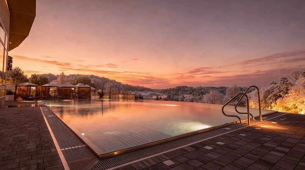 Außenpool der Therme Allegria in Stegersbach bei Sonnenuntergang