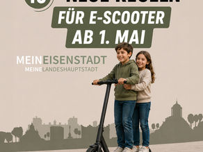 zwei Kinder stehen auf einem Scooter. im Hintergrund ist eine Stadt zu sehen. Es werden 10 neue Regeln für den Gebrauch von E-Scootern beschrieben