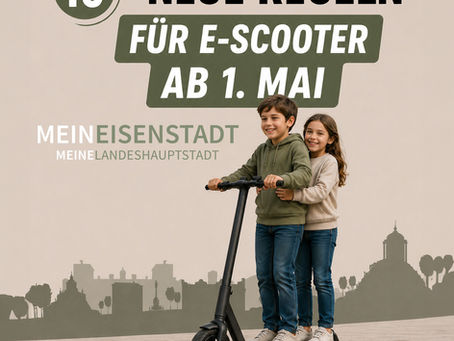 zwei Kinder stehen auf einem Scooter. im Hintergrund ist eine Stadt zu sehen. Es werden 10 neue Regeln für den Gebrauch von E-Scootern beschrieben