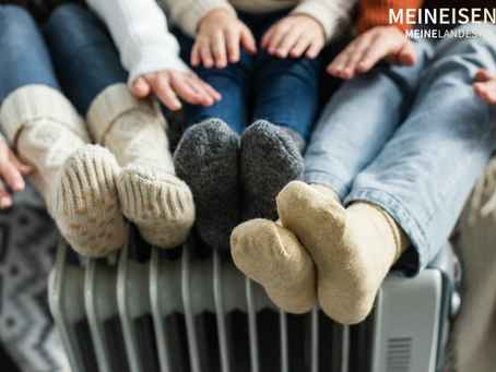 Füße auf einer Elektroheizung