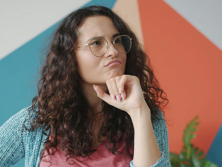 femme pensive qui fait une moue