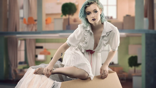 Une femme poupée sortant de sa boite, une photo créative de Yes Photographies