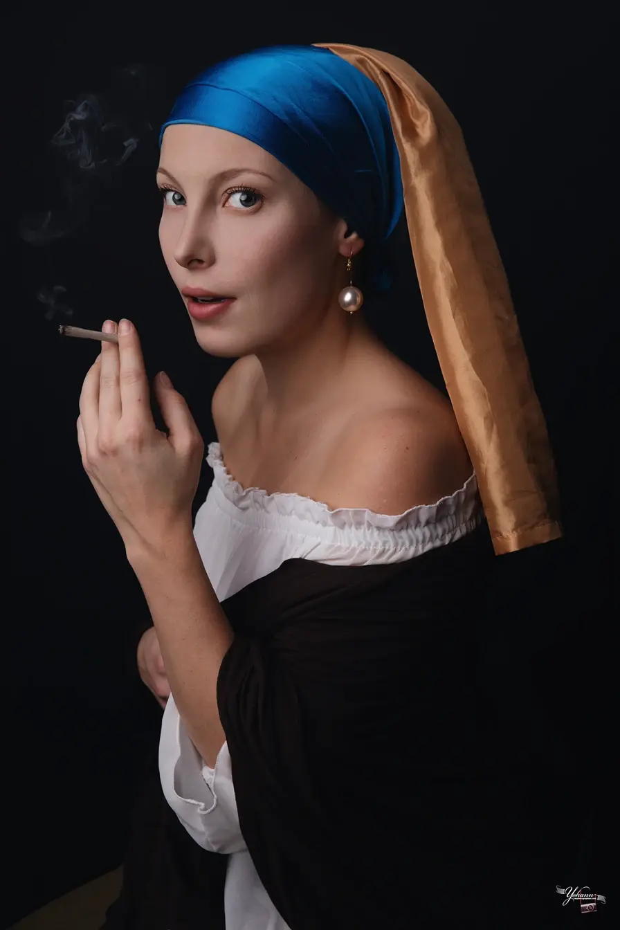 La jeune fille à la perle avec une cigarette dans le studio de Yes Photographies