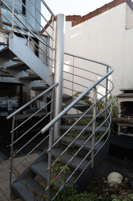 Escalier extérieur en métal argenté, détail de rampe au studio yes-studio à choisy le roi