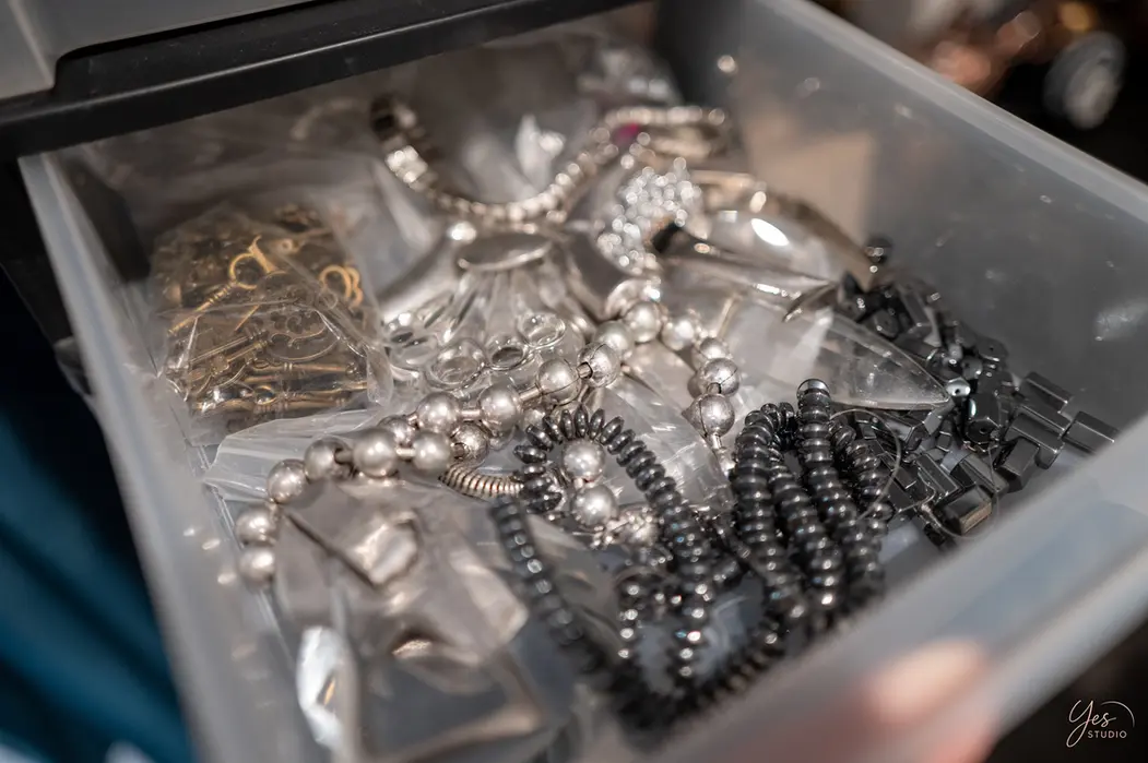 Collier, bracelets et accessoires rangés dans un tiroir