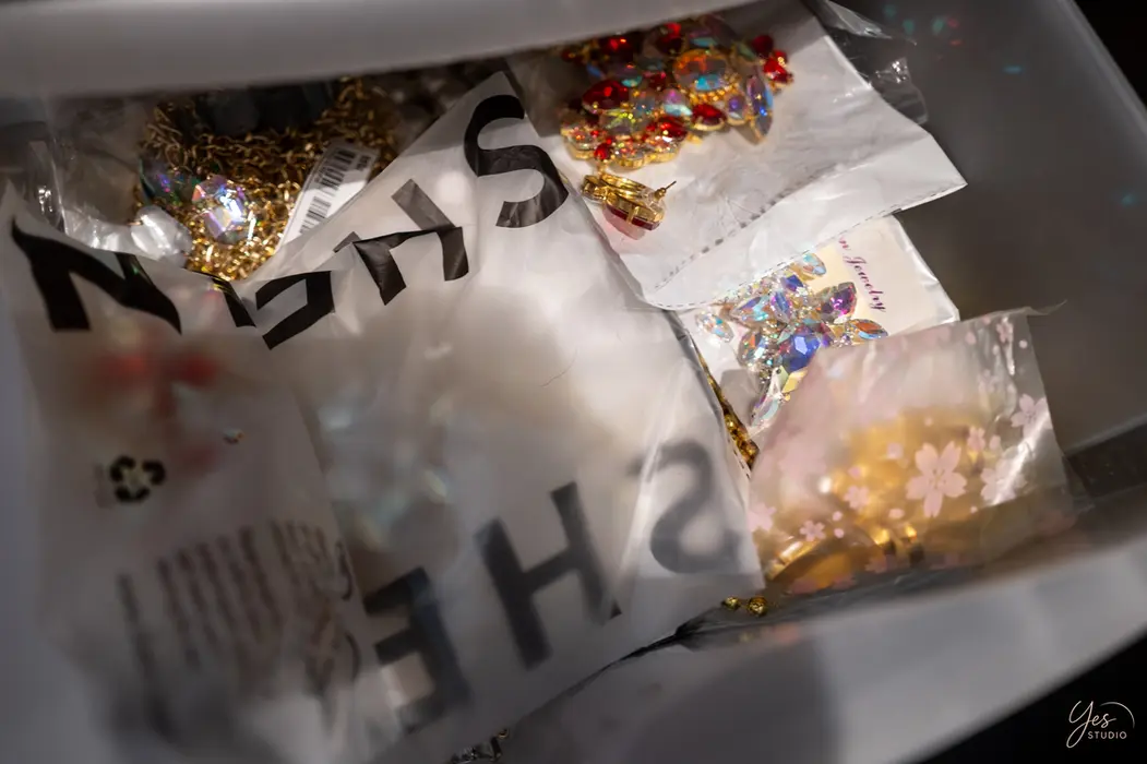 Collier, boucles d'oreilles et autres bijoux dans un tiroir