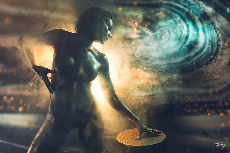 Une femme en or une photo de Yes Photographies