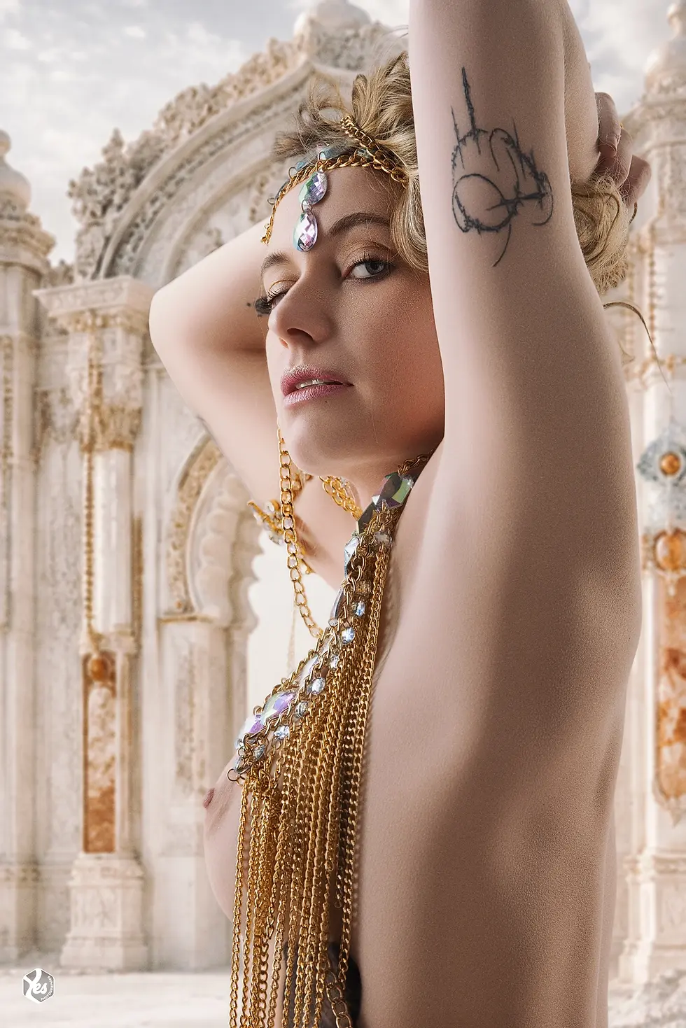 Une déesse avec des bijoux de corps une photographie de Yes Photographies