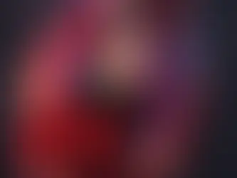 une femme en tenue asiatique rouge avec des fleurs une photo de Yes Photographies