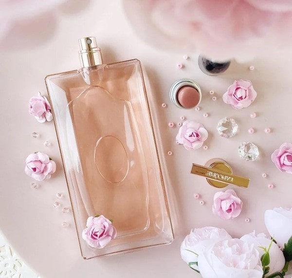 Nước hoa làm quà tặng cho nhân viên nữ