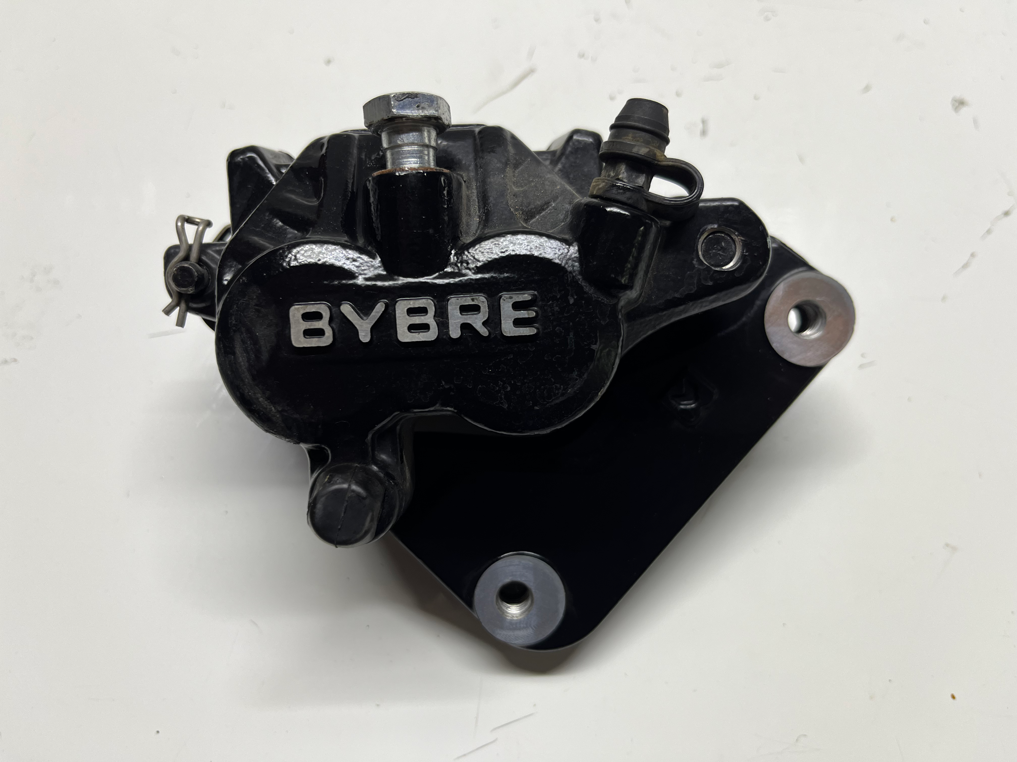 Rs 200 ön fren kaliperi , 1800 TL ,tüm Türkiyeye ücretsiz kargo Eren 44 motor