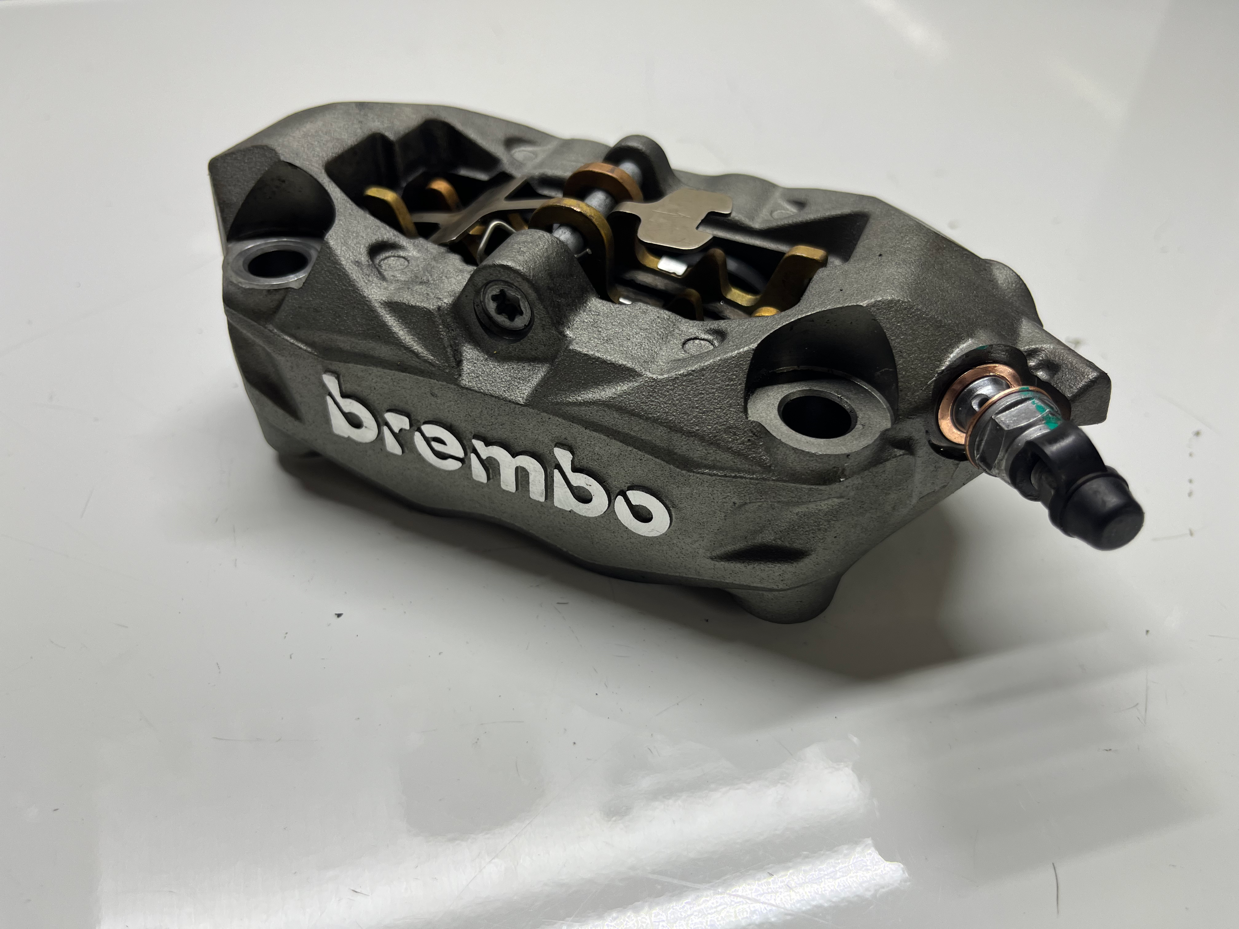 sr 450 ön fren kaliperi  , 5500 TL orjinal çıkma ,tüm Türkiyeye ücretsiz kargo Eren 44 motor