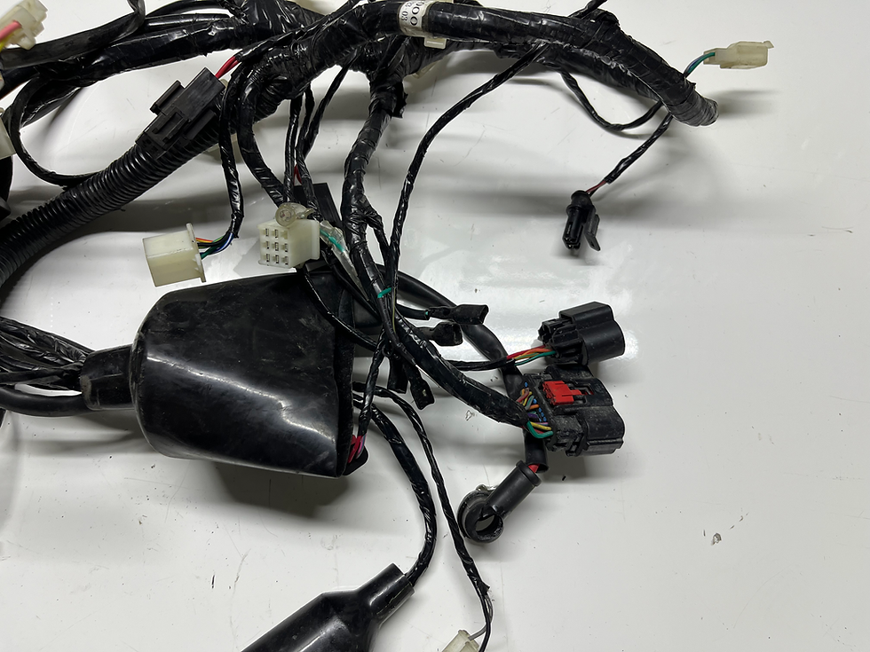 125 r elektrik tesisatı , 5700 TL orjinal çıkma ,tüm Türkiyeye ücretsiz kargo Eren 44 motor