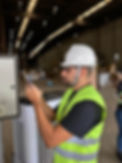 Engenheiro analisando quadro elétrico