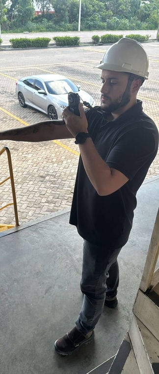 engenheiro fazendo análise termográfica