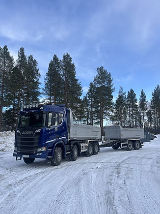 Lastebil m henger- Transport under tjenester.jpg