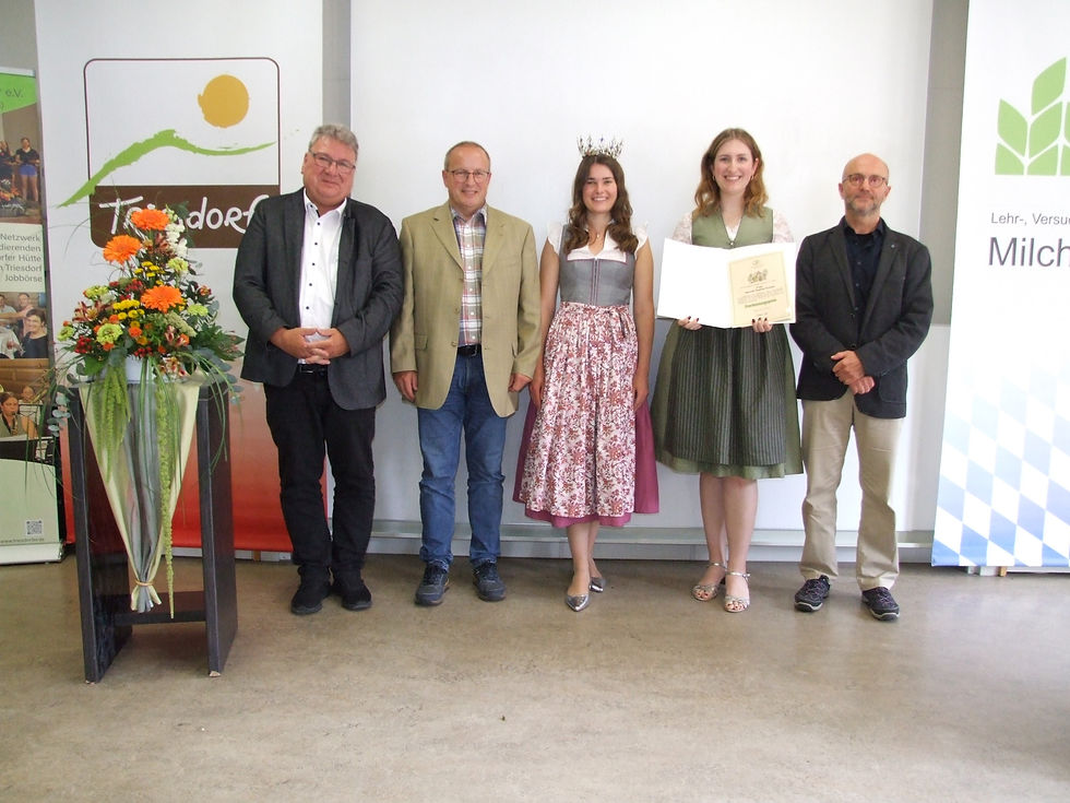 Die Preisträgerin in der Kategorie soziale Kompetenz, Hannah Schartl, mit LVFZ-Leiter Uwe Mohr, Roland Jank (Geschäftsführer MVF e.V.), der Milchkönigin und ihrem Laudator Prof. Dr. Bernhard Göbel